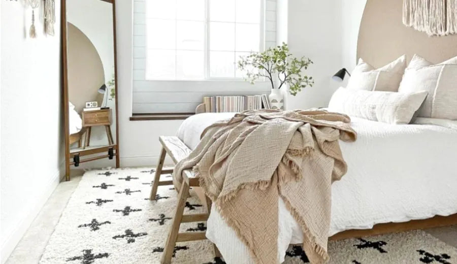 parure de lit sur un lit dans une chambre