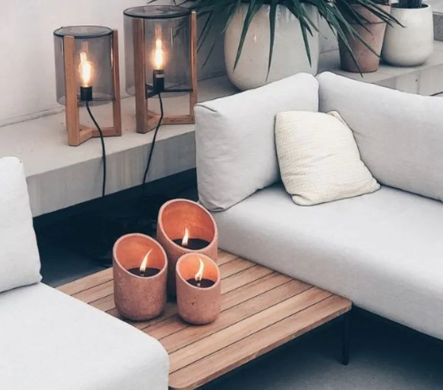 bougies décoratives sur table basse à coté d'un canapé