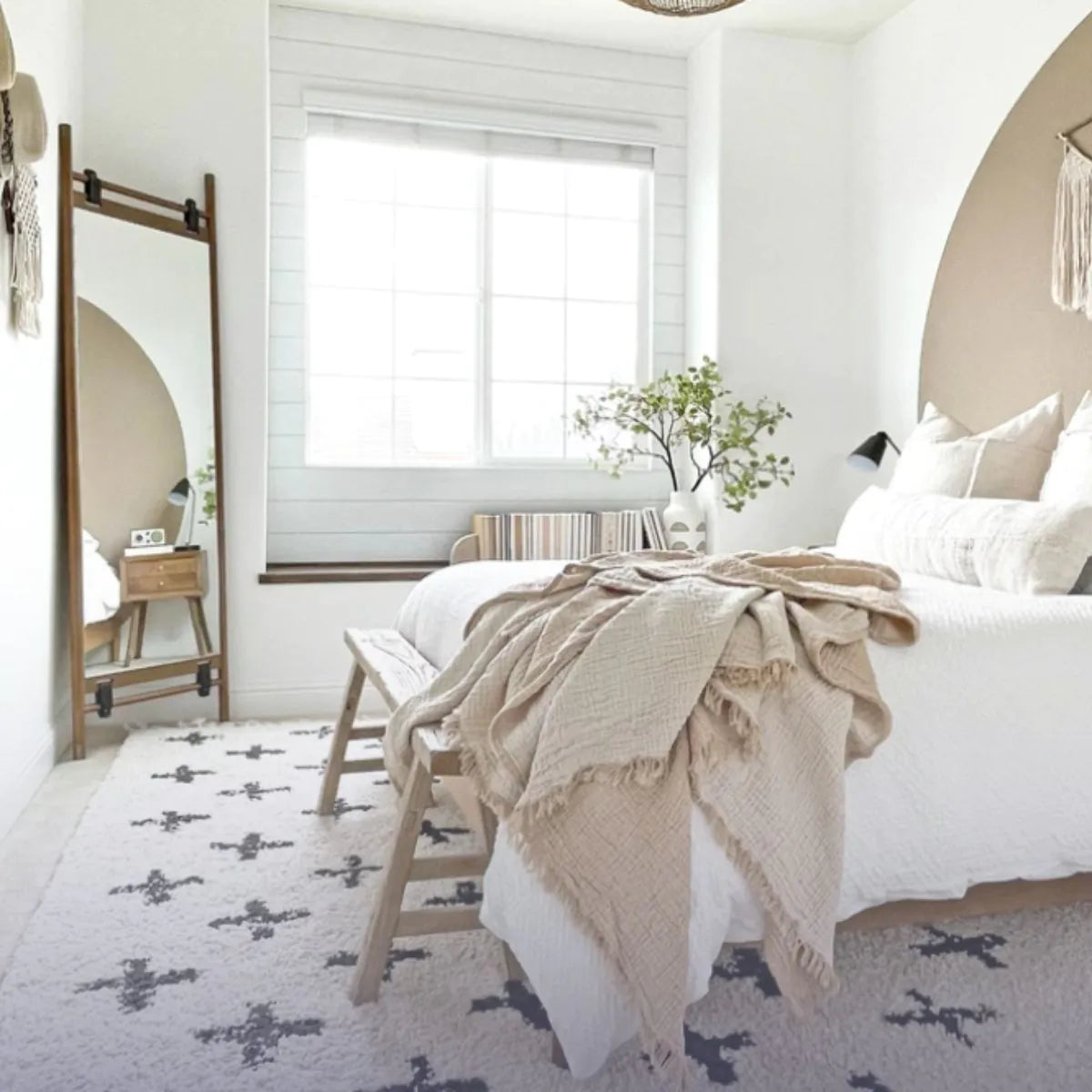 parure de lit sur un coin de lit dans une chambre