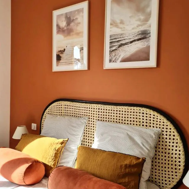 Lit dans une chambre avec des coussins