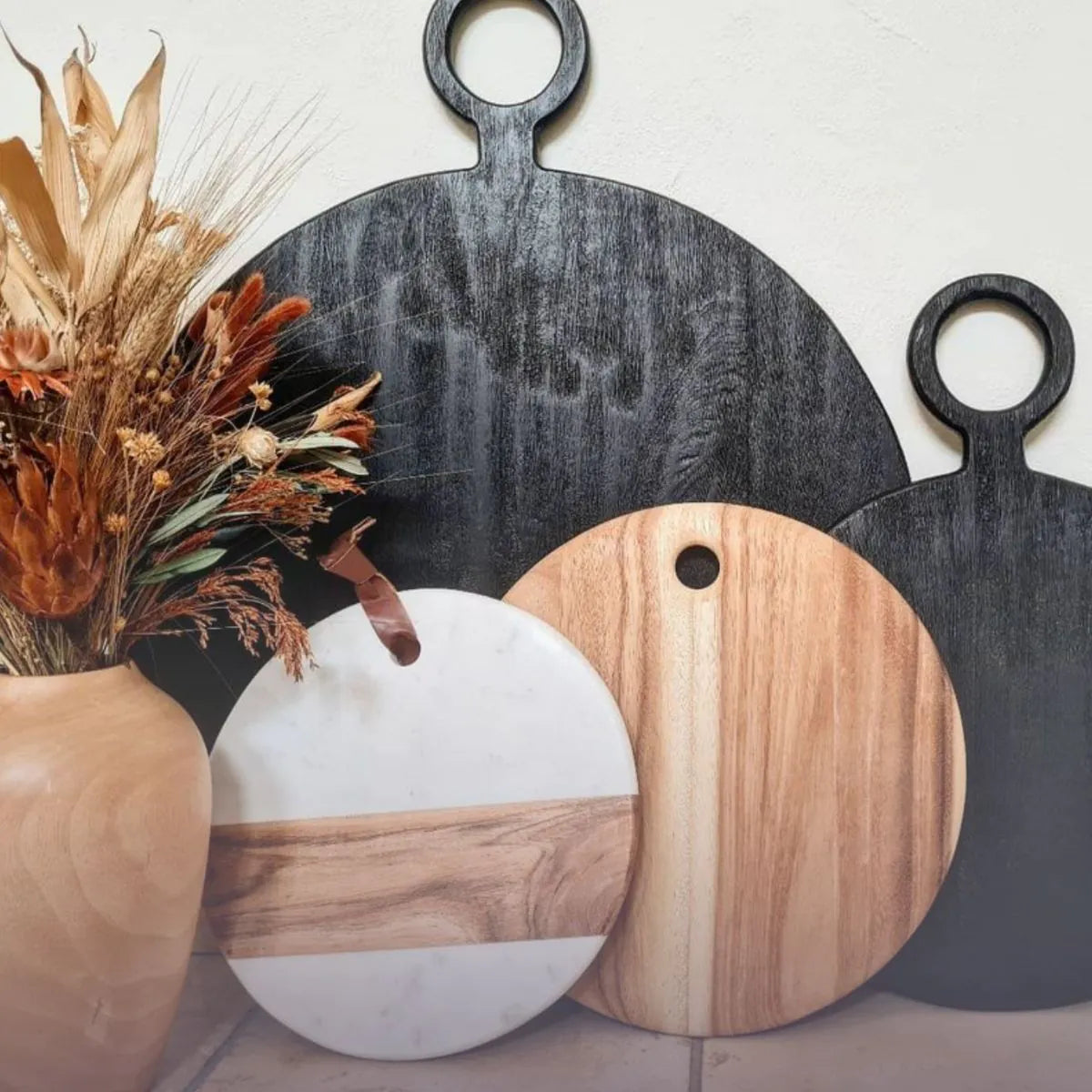 plusieurs planches rondes à coté de fleurs séchés