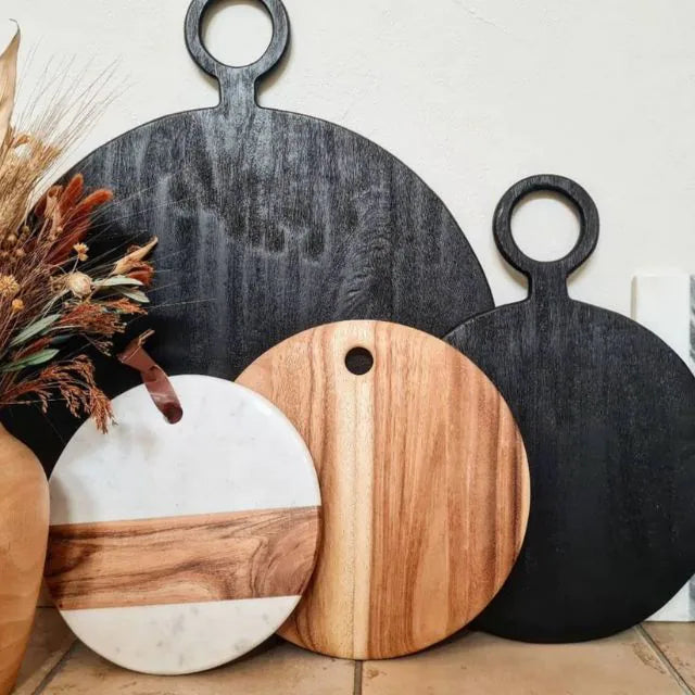 des planches rondes couleur bois, noir et effet marbre