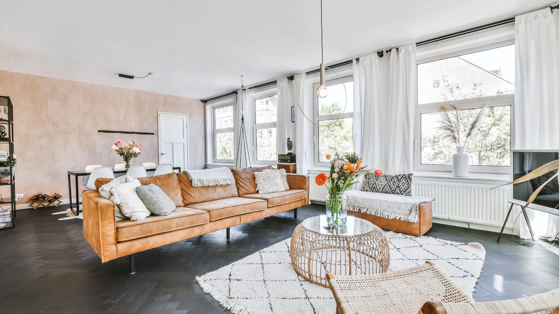 grand salon avec canapé en cuir et décoration d'intérieur épuré