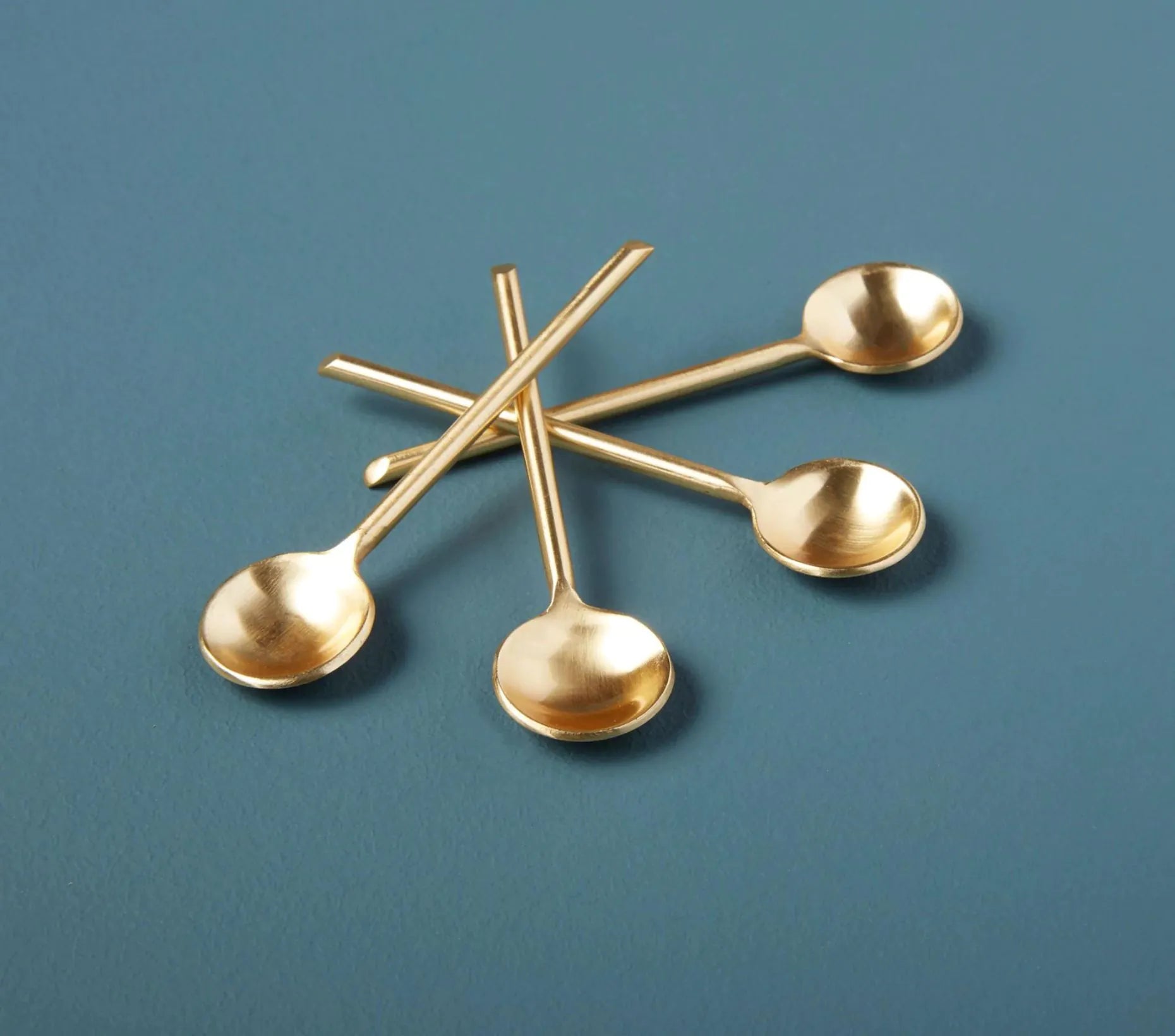 cuillères dorées sur fond bleu