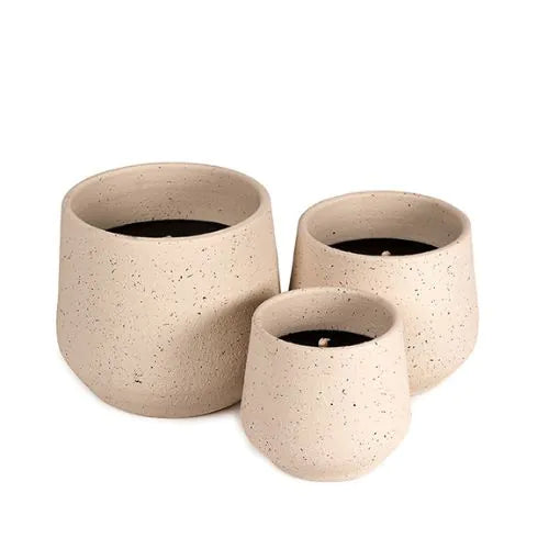 trois bougies d'extérieure blanche avec la cire noire