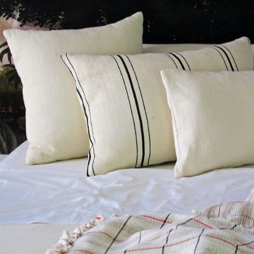 trois grandes house de coussins en coton dont une rayé