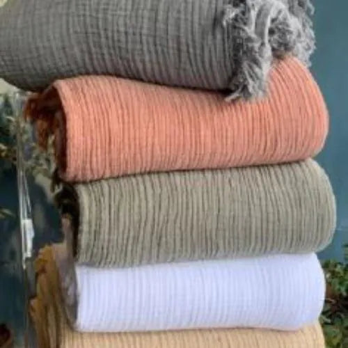 cinq plaids en gaz de coton superposé
