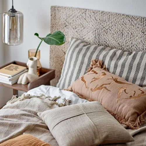 décoration intérieure d'une chambre, coussins sur le lit