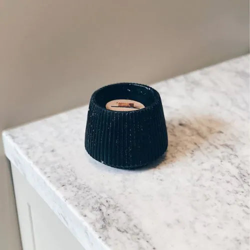 Bougie d'intérieure gris anthracite sur table