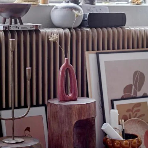 vase déco en grès mise en scène sur un tabouret