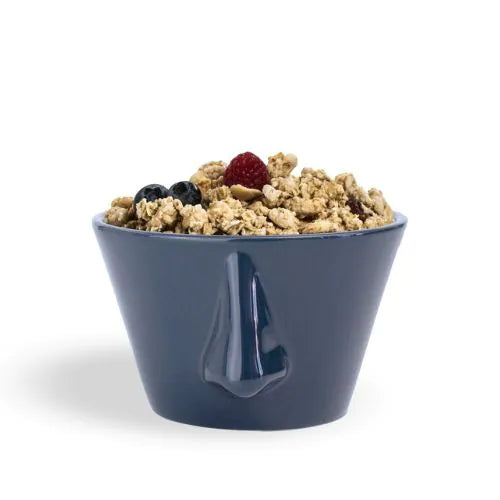 Bol bleu marine avec des céréales dedans