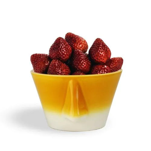 Bol jaune dégradé avec des fraises