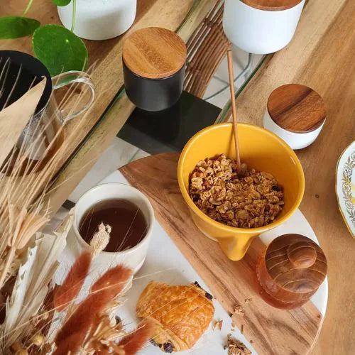 Bol de la marque Nazo mise en scène sur une table