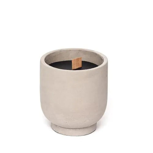 bougie d'intérieure grise béton avec sa cire noire sur fond blanc