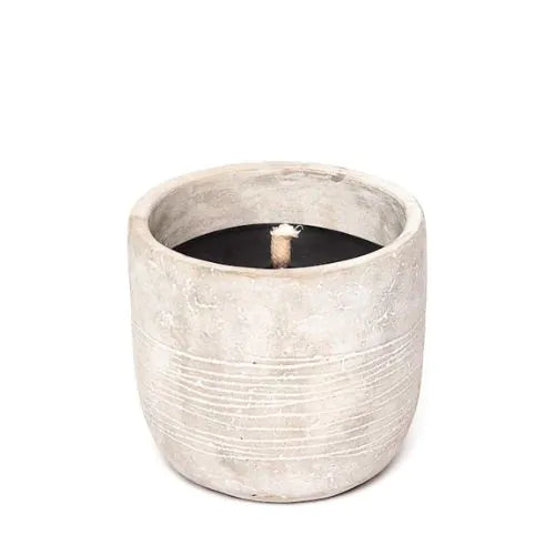 bougie d'extérieure gris clair avec sa cire noire sur fond blanc