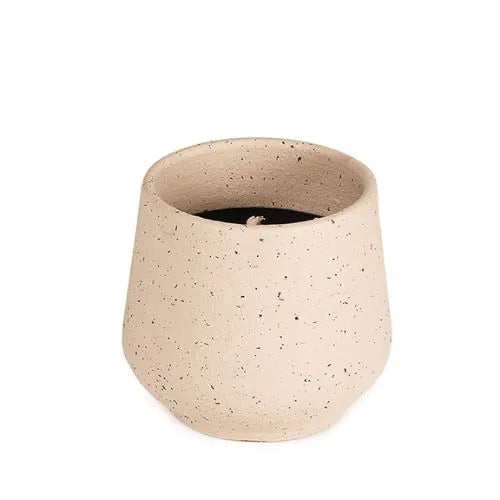 petite bougie d'extérieure blanche avec la cire noire