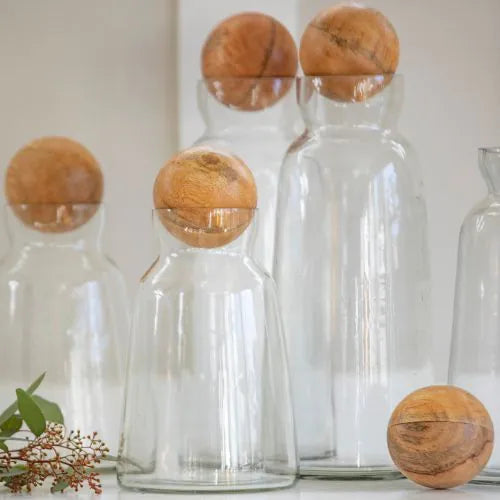 Plusieurs Carafes en verre avec un bouchon en bois de manguier