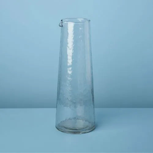 Carafe en verre martelé sur fond bleu