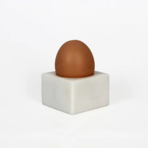 Coquetier marbre blanc avec un oeuf