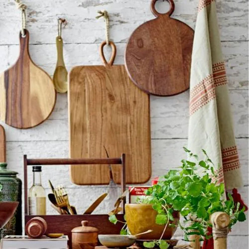 Cuisine avec des planches à découpés et une serviette en coton