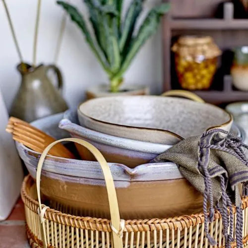 panier avec des saladiers, des couverts et une serviette de cuisine en coton