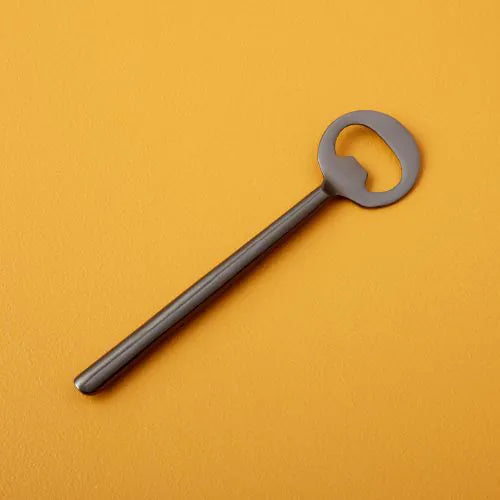 Décapsuleur mat en forme de clé sur fond jaune