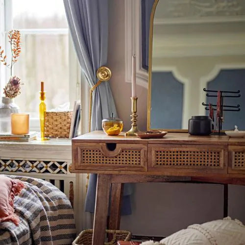 Présentoir à bijoux noir dans une chambre sur une table