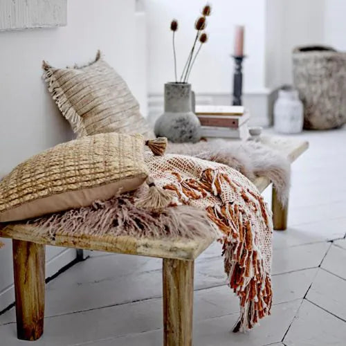 Coussins en coton sur une table basse
