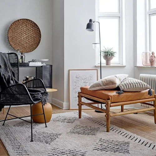 Salon avec un chaise, une table basse et des coussins en coton
