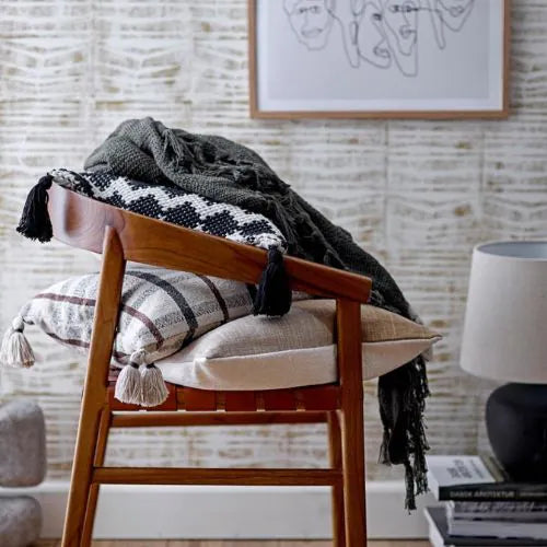 Chaise en bois avec trois coussins en coton