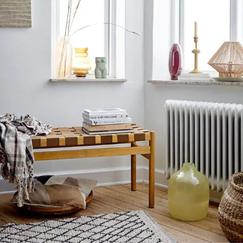 Coussin en coton posé sous une table basse