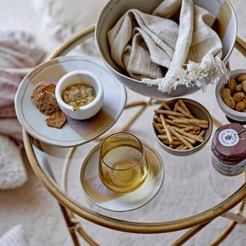 table basse avec une assiette, un saladier et une serviette en coton dedans