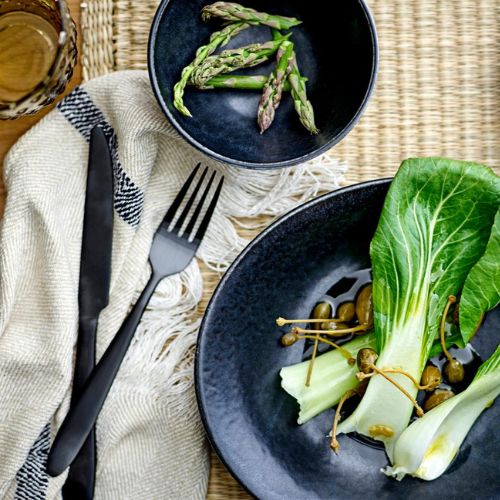 Serviette en coton à côté d'une assiette et des couverts