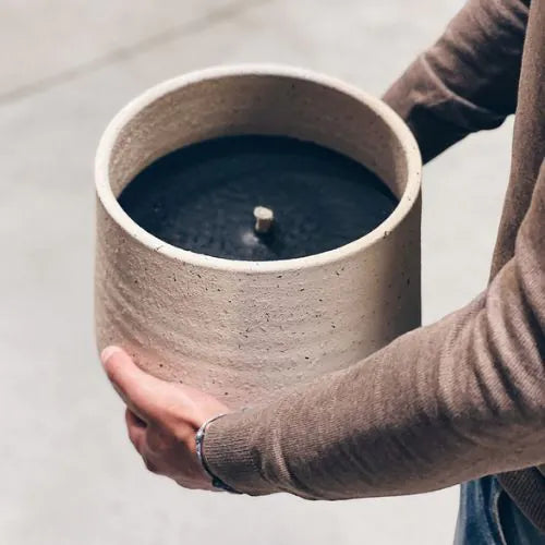 Grande bougie blanche d'extérieure avec la cire noire