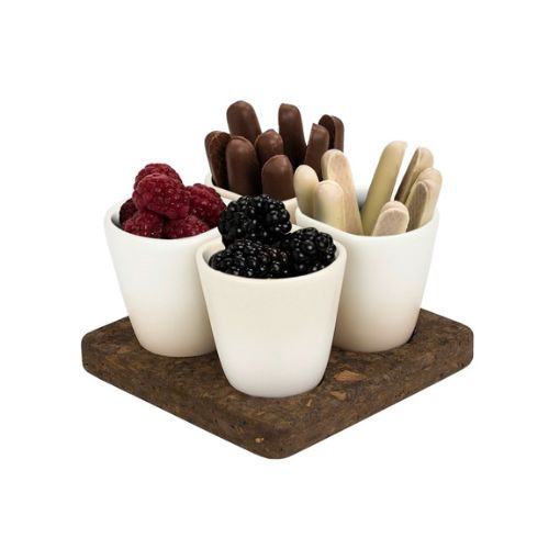 quatre tasses à café blanche avec des fruits dedans