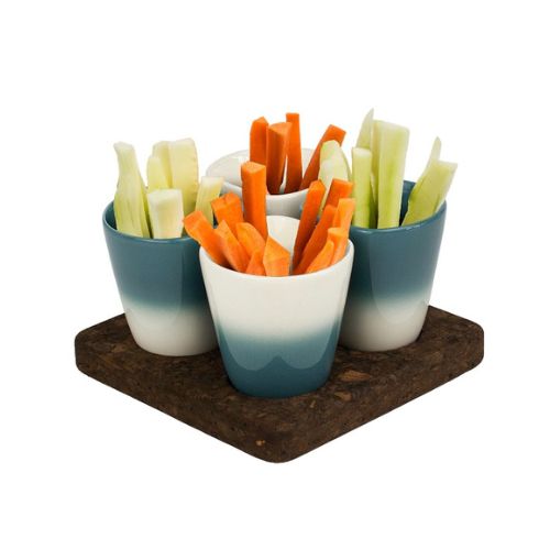 quatre tasses à café en couleur dégradé avec des carottes et des concombres dedans