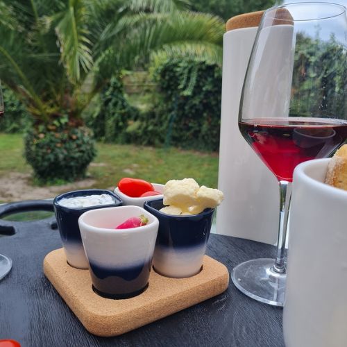 tasses à café rempli de choux-fleur, tomates, sauce pour l'apéro