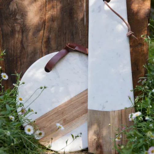 deux planches ronde et rectangulaire en marbre blanc et bois avec des marguerites