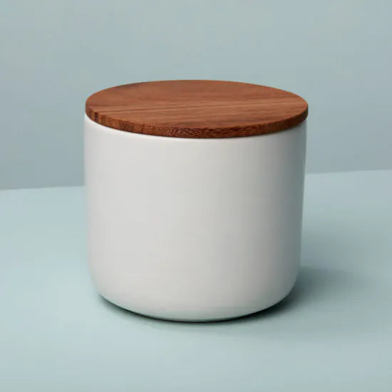 grand pot en grès blanc avec son couvercle en bois d'acacia sur fond bleu