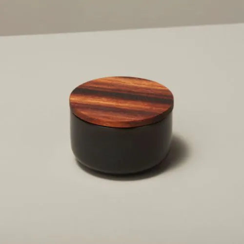 pot en grès noir taille xs avec son couvercle en bois d'acacia sombre sur fond beige