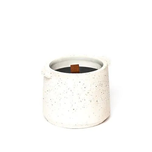 bougie d'intérieure blanche avec la cire noire naturelle de la marque Potty