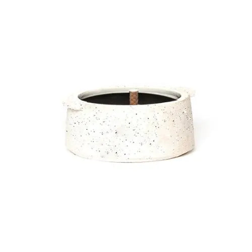 bougie d'extérieure blanche avec la cire noire sur fond blanc