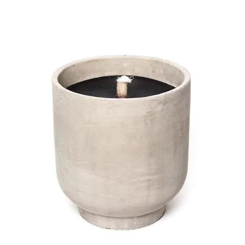 petite bougie d'extérieure blanche avec cire noire de la marque Smooth sur fond blanc