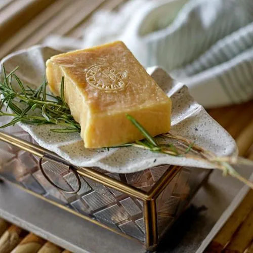 boite en verre avec un savon dessus