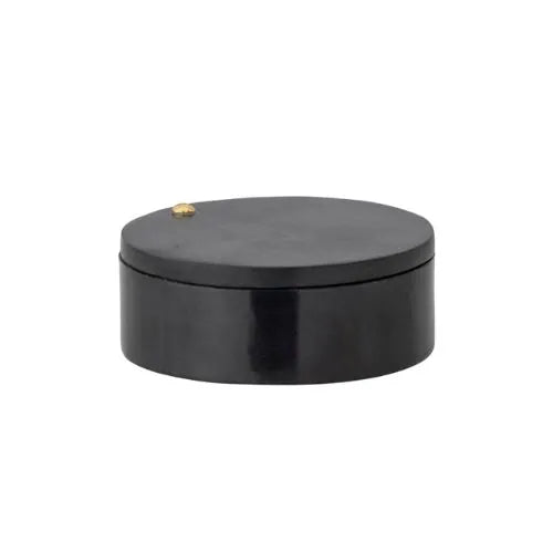 pot manja noir fermé sur fond blanc