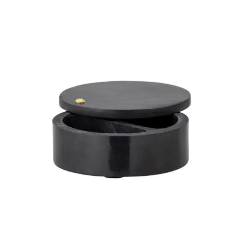 pot manja noir ouvert sur fond blanc