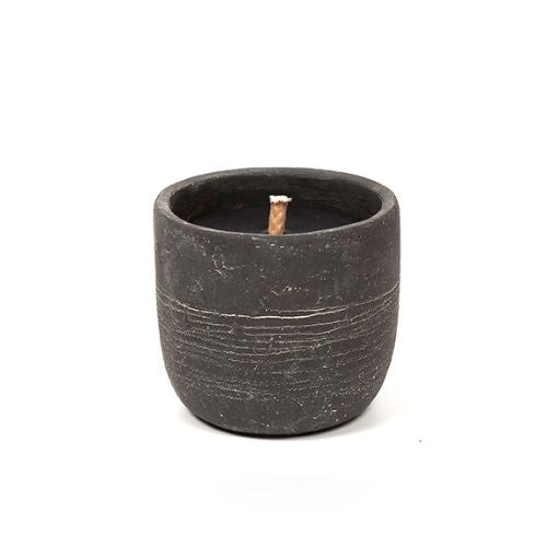 bougie d'extérieure grise foncé de la marque Robust sur fond blanc