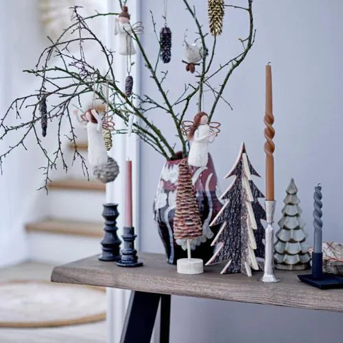 bougies torsadées posé sur une console décoration de noel