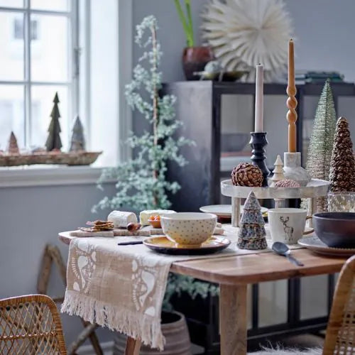 bougies torsadées de couleurs sur une table décoration de noel