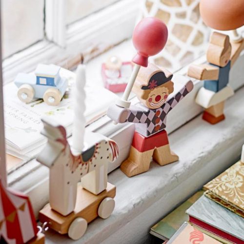 Bougie torsadée sur un jouet d'enfant en bois